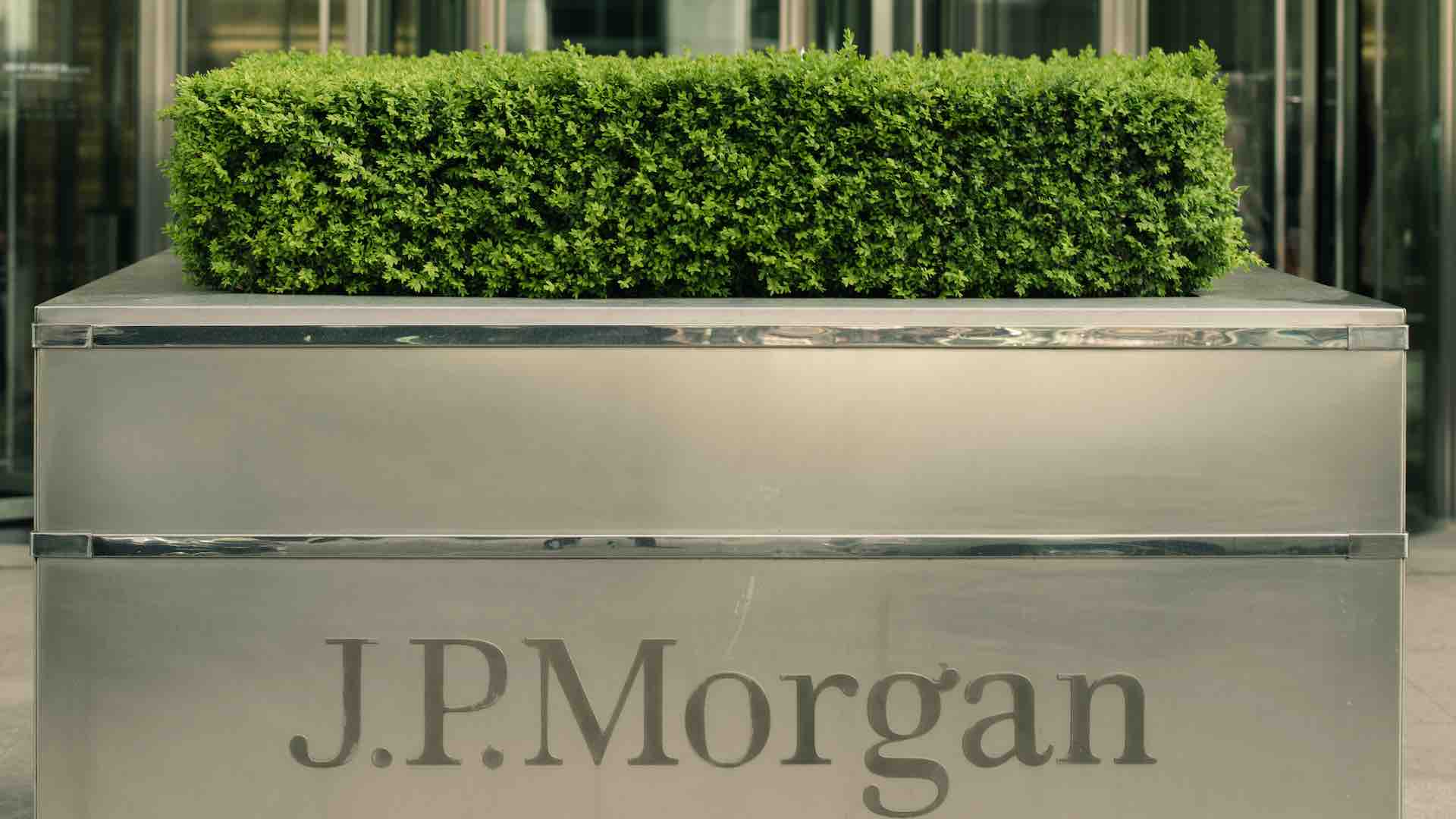Jamie Dimon rejects petition against JPMorgan’s full-time office mandate