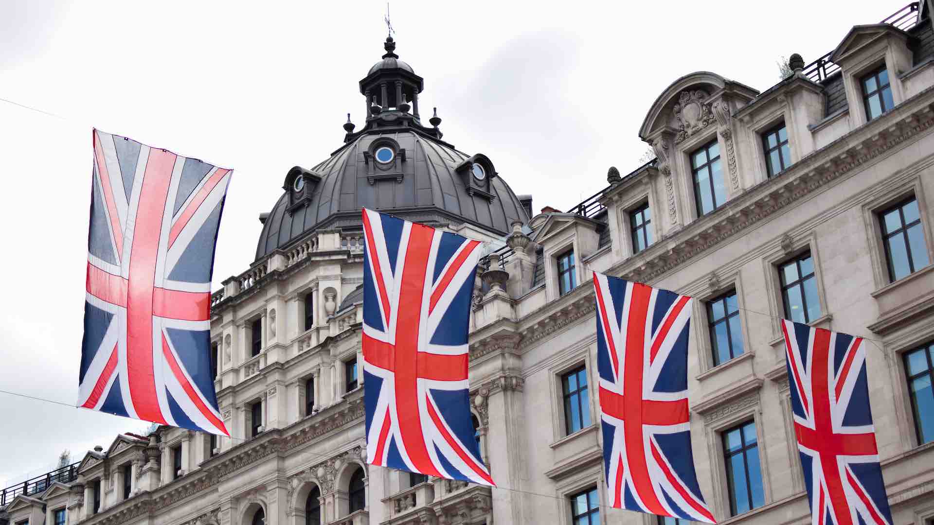Business confidence slumps as UK employers prepare mass layoffs